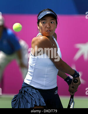 22. April 2007 wird - Delray Beach, FL, USA - USA VANIA KING festgelegt, um eine Rückhand während ihres Spiels Sonntag gegen Kirsten Flipkens Belgiens im Delray Beach-Tennis-Center liefern.   (Kredit-Bild: © Damon Higgins/Palm Beach Post/ZUMA Press) Einschränkungen: USA Tabloid Rechte heraus! Stockfoto