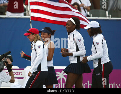 22. April 2007 - Delray Beach, FL, USA - Mitglieder von den USA Fed Cup team (l, R) LISA RAYMOND, VANIA KING, VENUS WILLIAMS und SERENA WILLIAMS zu feiern, nachdem König Kirsten Flipkens Belgien Sonntag Delray Beach Tennis Center besiegt.  (Kredit-Bild: © Damon Higgins/Palm Beach Post/ZUMA Press) Einschränkungen: USA Tabloid Rechte heraus! Stockfoto