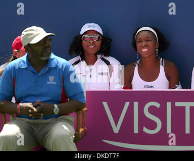 22. April 2007 - Delray Beach, FL, USA - Schwestern Serena und Venus Williams zusammensitzen vor Beginn des Tennis-Match zwischen USAs Vania King Kirsten Flipkens Belgiens im Delray Beach Tennis Center Sonntag. (Kredit-Bild: © Damon Higgins/Palm Beach Post/ZUMA Press) Einschränkungen: USA Tabloid Rechte heraus! Stockfoto