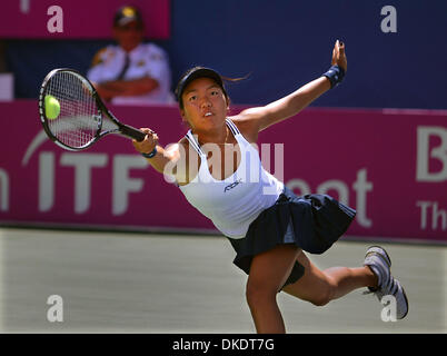 22. April 2007 erstreckt sich - Delray Beach, FL, USA - die USA VANIA KING für eine Vorhand Rückkehr während ihres Spiels Sonntag gegen Kirsten Flipkens Belgiens im Delray Beach Tennis Center. (Kredit-Bild: © Damon Higgins/Palm Beach Post/ZUMA Press) Einschränkungen: USA Tabloid Rechte heraus! Stockfoto