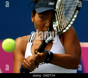 22. April 2007 - Delray Beach, FL, USA - die USA VANIA KING liefert einen Rückhand Return während ihres Spiels Sonntag gegen Kirsten Flipkens Belgiens im Delray Beach Tennis Center. (Kredit-Bild: © Damon Higgins/Palm Beach Post/ZUMA Press) Einschränkungen: USA Tabloid Rechte heraus! Stockfoto