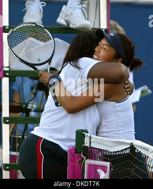 22. April 2007 - Delray Beach, FL, USA - VANIA KING umarmt die USA Fed-Cup-Kapitän ZINA GARRISON nach ihrem Sieg Sonntag gegen Kirsten Flipkens Belgiens im Delray Beach-Tennis-Center. (Kredit-Bild: © Damon Higgins/Palm Beach Post/ZUMA Press) Einschränkungen: USA Tabloid Rechte heraus! Stockfoto