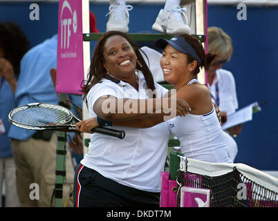 22. April 2007 - Delray Beach, FL, USA - VANIA KING umarmt die USA Fed-Cup-Kapitän ZINA GARRISON nach ihrem Sieg Sonntag gegen Kirsten Flipkens Belgiens im Delray Beach-Tennis-Center. (Kredit-Bild: © Damon Higgins/Palm Beach Post/ZUMA Press) Einschränkungen: USA Tabloid Rechte heraus! Stockfoto