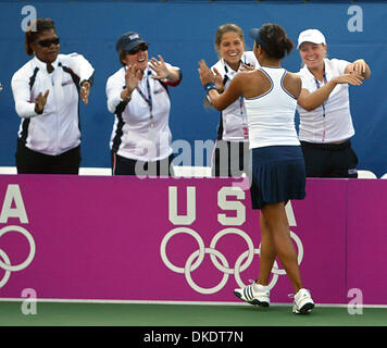 22. April 2007 - Delray Beach, FL, USA - VANIA KING ist Congratulaed von Mitgliedern des nach ihrem Sieg Sonntag über Kirsten Flipkens Belgiens im Delray Beach Tennis Center USA Fed-Cup-Teams.  (Kredit-Bild: © Damon Higgins/Palm Beach Post/ZUMA Press) Einschränkungen: USA Tabloid Rechte heraus! Stockfoto