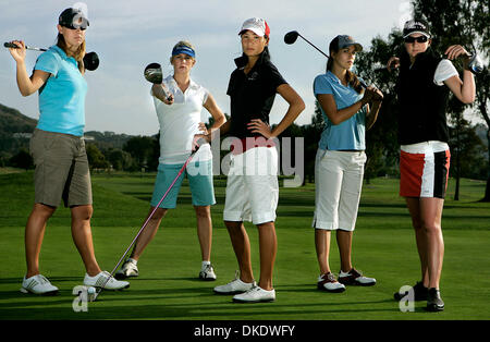 12. Mai 2007 - San Marcos, CA, USA - GOLF: Training von Select California State University Teammitglieder San Marcos Frauen. Die fünf Damen werden konkurrieren und Gastgeber für die NAIA nationale Meisterschaft am Lake San Marcos Country Club.  Von links sind CARLY LUDWIG, 21, Junior; CHRISTINA AUSTIN, 21, Senior; ELLYSE SIU, 20, im zweiten Jahr; KATE HANSEN, 20, Junior; JENNELL FRANZÖSISCH, 21, Stockfoto