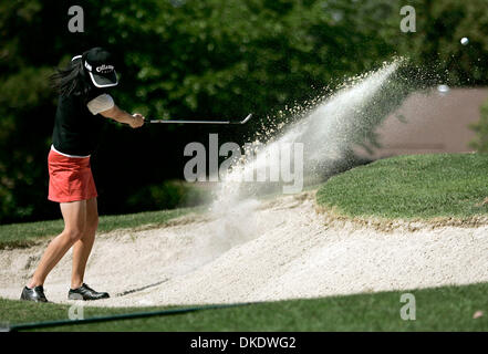 12. Mai 2007 - San Marcos, CA, USA - GOLF: Senior JENNELL Französisch, 21, Brände ein Schuss aus dem Sand während einer Übung am Lake San Marcos Country Club.  Französische und andere wählen Sie California State University, San Marcos Frauen Teammitglieder konkurrieren und Gastgeber für die NAIA nationale Meisterschaft am Lake San Marcos Country Club. , 21, Senior.    (Kredit-Bild: © Sean DuFre Stockfoto