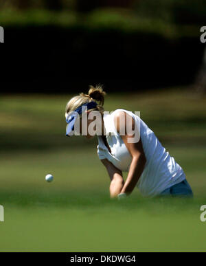 12. Mai 2007 - San Marcos, CA, USA - GOLF: Senior CHRISTINA AUSTIN, 21, Chips auf dem Putting Green während einer Übung am Lake San Marcos Country Club.  Austin und andere wählen Sie California State University, San Marcos Frauen Teammitglieder konkurrieren und Gastgeber für die NAIA nationale Meisterschaft am Lake San Marcos Country Club.    (Kredit-Bild: © Sean DuFrene/San Diego Stockfoto