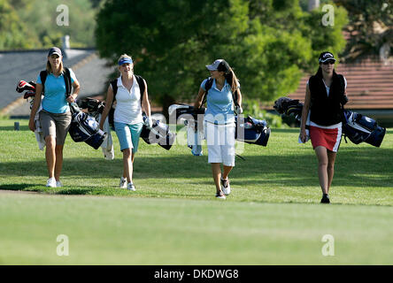 12. Mai 2007 - San Marcos, CA, USA - GOLF: Die Mädchen zu Fuß auf dem Fairway während einer Übung am Lake San Marcos Country Club.  Von links sind CARLY LUDWIG, 21, Junior; CHRISTINA AUSTIN, 21, Senior; KATE HANSEN, 20, Junior; JENNELL Französisch, 21, Senior.  Auswahl einer Gruppe von California State University, San Marcos Frauen Teammitglieder konkurrieren und Gastgeber für die NAIA nationa Stockfoto