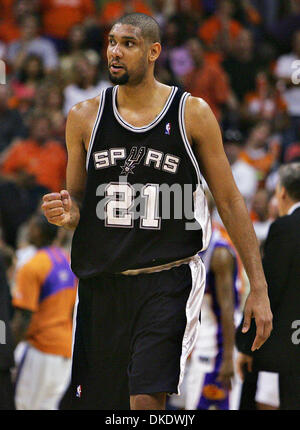 17. Mai 2007 reagiert - Phoenix, AZ, USA - TIM DUNCAN, nachdem die Spurs in der zweiten verlieren die Hälfte des Spiel fünf von ihrem zweiten Serie Montag im US Airways Center Runde. Die Spurs gewinnen 88-85 in das fünfte Spiel ihrer Best-of-Seven, Zweitrunden-Playoff-Serie. (Kredit-Bild: © Bahram Mark Sobhani/San Antonio Express-News/ZUMA Press) Einschränkungen: US Tabloid Sales heraus! SAN ANTONIO eine Stockfoto