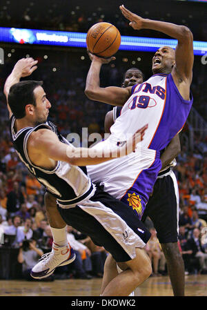 17. Mai 2007 - Phoenix, AZ, USA - Spurs Manu Ginobili zieht eine Gebühr auf Suns RAJA BELL im zweiten Halfduring Spiel 5 im US Airways Center. Die Spurs gewinnen 88-85 in das fünfte Spiel ihrer Best-of-Seven, Zweitrunden-Playoff-Serie. (Kredit-Bild: © Bahram Mark Sobhani/San Antonio Express-News/ZUMA Press) Einschränkungen: US Tabloid Sales heraus! SAN ANTONIO und SEATTLE Zeitungen Stockfoto