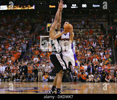 17. Mai 2007 - Phoenix, AZ, USA - Sonnen STEVE NASH versucht einen Dreier bei dem Versuch, ein Foul auf Spurs TIM DUNCAN mit 9 zweite ließ in der zweiten Hälfte des Spiels 5 im US Airways Center zurückgreifen. Die Spurs gewinnen 88-85 in das fünfte Spiel ihrer Best-of-Seven, Zweitrunden-Playoff-Serie. (Kredit-Bild: © Bahram Mark Sobhani/San Antonio Express-News/ZUMA Press) Einschränkungen: US-Registerkarte " Stockfoto