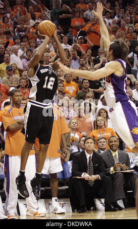 17. Mai 2007 - Phoenix, AZ, USA - die Spurs BRUCE BOWEN schießt einen späten vierten Quartal Dreipunkt im US Airways Center während Spiel 5 geschossen. Die Spurs gewinnen 88-85 in das fünfte Spiel ihrer Best-of-Seven, Zweitrunden-Playoff-Serie. (Kredit-Bild: © Bahram Mark Sobhani/San Antonio Express-News/ZUMA Press) Einschränkungen: US Tabloid Sales heraus! SAN ANTONIO und SEATTLE NEWS Papiere OU Stockfoto