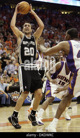 17. Mai 2007 - Phoenix, AZ, USA - Spurs MANU GINOBILI während Spiel 5 im US Airways Center schießt. Die Spurs gewinnen 88-85 in das fünfte Spiel ihrer Best-of-Seven, Zweitrunden-Playoff-Serie. (Kredit-Bild: © Bahram Mark Sobhani/San Antonio Express-News/ZUMA Press) Einschränkungen: US Tabloid Sales heraus! SAN ANTONIO und SEATTLE NEWS Papiere heraus! Stockfoto