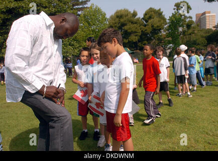 18. Mai 2007 - Oakland, CA, USA - DAVE STEWART, der Oakland As Krug, Zeichen Autogramme für die Kinder während der 19. jährliche St. Paul's Episcopal School Olympiade auf Freitag, 18. Mai 2007 in Oakland, Kalifornien  Die 360 Studenten, die in 30 Teams oder Länder zu brechen, konkurrieren in einer Vielzahl von Spielen für Bänder. (Kredit-Bild: © Gregor Urquiaga/Contra Costa Times / ZUMA Press) RESTRICTIO Stockfoto