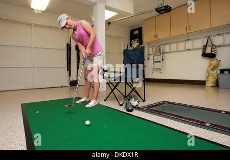 25. Mai 2007 - Encinitas, Kalifornien, USA - MACKINZIE KLINE Praktiken setzen in ihrer Garage. MacKinzie Kline soll die US-Girls Junior Golf Championships in Charlotte, North Carolina in dieser Woche spielen, obwohl die 14-j hrige Herzkatheter braucht um herauszufinden, ob ihre Herzfunktion verschlechtert. Mit nur einem Ventrikel geborene MacKinzie hat zwei Operationen am offenen Herzen und war noch Stockfoto