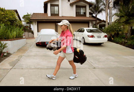 25. Mai 2007 verlässt - Encinitas, Kalifornien, USA - MACKINZIE KLINE daheim Encinitas (Hintergrund) am Morgen, am nahe gelegenen Golfplatz Encinitas Ranch Golfen gehen. MacKinzie Kline soll die US-Girls Junior Golf Championships in Charlotte, North Carolina in dieser Woche spielen, obwohl die 14-j hrige Herzkatheter braucht um herauszufinden, ob ihre Herzfunktion verschlechtert. Geboren mit Stockfoto