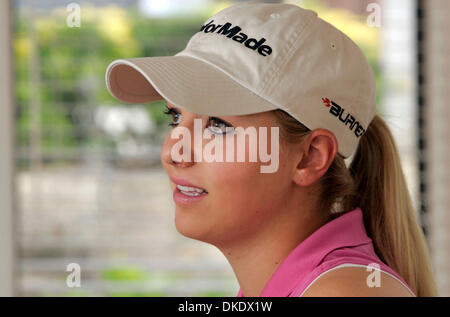 25. Mai 2007 - interview Encinitas, Kalifornien, USA - MACKINZIE KLINE während in ihrem Haus vor der Abreise auf dem Encinitas Ranch Golf Course Golfen gehen. MacKinzie Kline soll die US-Girls Junior Golf Championships in Charlotte, North Carolina in dieser Woche spielen, obwohl die 14-j hrige Herzkatheter braucht um herauszufinden, ob ihre Herzfunktion verschlechtert. Mit nur einem Ventric geboren Stockfoto