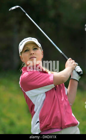25. Mai 2007 - Encinitas, Kalifornien, USA - MACKINZIE KLINE Uhren ihren Ball als sie Praktiken Chippen auf dem Golfplatz Encinitas Ranch. MacKinzie Kline soll die US-Girls Junior Golf Championships in Charlotte, North Carolina in dieser Woche spielen, obwohl die 14-j hrige Herzkatheter braucht um herauszufinden, ob ihre Herzfunktion verschlechtert. Mit nur einem Ventrikel, MacKinzie h geboren Stockfoto