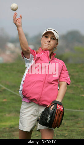 25. Mai 2007 - Encinitas, Kalifornien, USA - MACKINZIE KLINE spielt fangen mit einem Hardball und Handschuh mit ihrem langjährigen Trainer John Mason auf dem Golfplatz Encinitas Ranch. MacKinzie Kline soll die US-Girls Junior Golf Championships in Charlotte, North Carolina in dieser Woche spielen, obwohl die 14-j hrige Herzkatheter braucht um herauszufinden, ob ihre Herzfunktion verschlechtert. Geboren mit ju Stockfoto