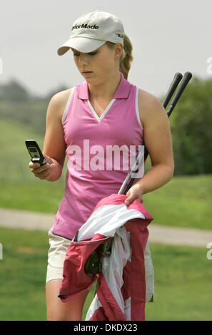 25. Mai 2007 - Encinitas, Kalifornien, USA - MACKINZIE KLINE prüft ihr Cel-Telefon eine Nachricht von einem Freund als sie leitet den Bereich mit Coach John Mason für chipping-Praxis. MacKinzie Kline soll die US-Girls Junior Golf Championships in Charlotte, North Carolina in dieser Woche spielen, obwohl die 14-j hrige Herzkatheter braucht um herauszufinden, ob ihre Herzfunktion verschlechtert. Stockfoto