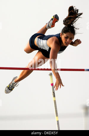 30. Mai 2007; Cerritos, Kalifornien, USA; California High Schooler Allison Stokke, 18, ist ein Opfer der unerwünschte Aufmerksamkeit geworden, nachdem ein Foto auf ein Sport-Blog veröffentlicht wurde. Darüber hinaus hatte eine drei-Minuten-Video von Stokke stehend gegen eine Wand und analysieren ihre Leistung auf einem Track Meet auf YouTube gepostet und 150.000 mal angesehen. Die Welle der Aufmerksamkeit hat Stokke überrollt und Ihr Stockfoto