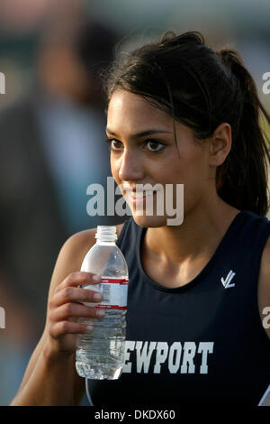 30. Mai 2007; Cerritos, Kalifornien, USA; California High Schooler Allison Stokke, 18, ist ein Opfer der unerwünschte Aufmerksamkeit geworden, nachdem ein Foto auf ein Sport-Blog veröffentlicht wurde. Darüber hinaus hatte eine drei-Minuten-Video von Stokke stehend gegen eine Wand und analysieren ihre Leistung auf einem Track Meet auf YouTube gepostet und 150.000 mal angesehen. Die Welle der Aufmerksamkeit hat Stokke überrollt und Ihr Stockfoto