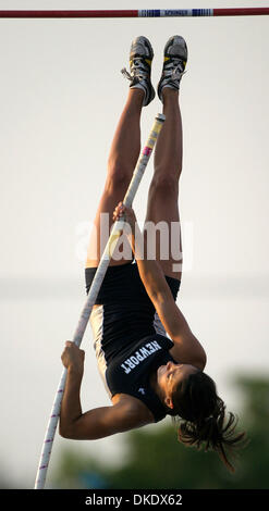 30. Mai 2007; Cerritos, Kalifornien, USA; California High Schooler Allison Stokke, 18, ist ein Opfer der unerwünschte Aufmerksamkeit geworden, nachdem ein Foto auf ein Sport-Blog veröffentlicht wurde. Darüber hinaus hatte eine drei-Minuten-Video von Stokke stehend gegen eine Wand und analysieren ihre Leistung auf einem Track Meet auf YouTube gepostet und 150.000 mal angesehen. Die Welle der Aufmerksamkeit hat Stokke überrollt und Ihr Stockfoto