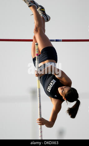 30. Mai 2007; Cerritos, Kalifornien, USA; California High Schooler Allison Stokke, 18, ist ein Opfer der unerwünschte Aufmerksamkeit geworden, nachdem ein Foto auf ein Sport-Blog veröffentlicht wurde. Darüber hinaus hatte eine drei-Minuten-Video von Stokke stehend gegen eine Wand und analysieren ihre Leistung auf einem Track Meet auf YouTube gepostet und 150.000 mal angesehen. Die Welle der Aufmerksamkeit hat Stokke überrollt und Ihr Stockfoto