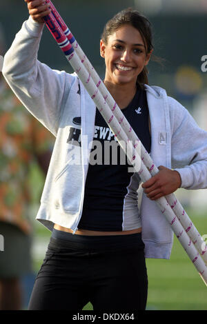 30. Mai 2007; Cerritos, Kalifornien, USA; California High Schooler Allison Stokke, 18, ist ein Opfer der unerwünschte Aufmerksamkeit geworden, nachdem ein Foto auf ein Sport-Blog veröffentlicht wurde. Darüber hinaus hatte eine drei-Minuten-Video von Stokke stehend gegen eine Wand und analysieren ihre Leistung auf einem Track Meet auf YouTube gepostet und 150.000 mal angesehen. Die Welle der Aufmerksamkeit hat Stokke überrollt und Ihr Stockfoto