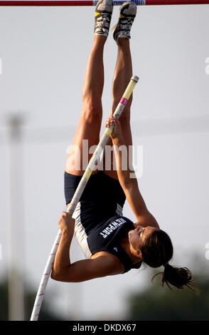 30. Mai 2007; Cerritos, Kalifornien, USA; California High Schooler Allison Stokke, 18, ist ein Opfer der unerwünschte Aufmerksamkeit geworden, nachdem ein Foto auf ein Sport-Blog veröffentlicht wurde. Darüber hinaus hatte eine drei-Minuten-Video von Stokke stehend gegen eine Wand und analysieren ihre Leistung auf einem Track Meet auf YouTube gepostet und 150.000 mal angesehen. Die Welle der Aufmerksamkeit hat Stokke überrollt und Ihr Stockfoto