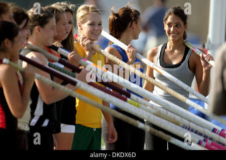 30. Mai 2007; Cerritos, Kalifornien, USA; California High Schooler Allison Stokke, 18, ist ein Opfer der unerwünschte Aufmerksamkeit geworden, nachdem ein Foto auf ein Sport-Blog veröffentlicht wurde. Darüber hinaus hatte eine drei-Minuten-Video von Stokke stehend gegen eine Wand und analysieren ihre Leistung auf einem Track Meet auf YouTube gepostet und 150.000 mal angesehen. Die Welle der Aufmerksamkeit hat Stokke überrollt und Ihr Stockfoto