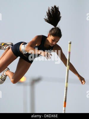 30. Mai 2007; Cerritos, Kalifornien, USA; California High Schooler Allison Stokke, 18, ist ein Opfer der unerwünschte Aufmerksamkeit geworden, nachdem ein Foto auf ein Sport-Blog veröffentlicht wurde. Darüber hinaus hatte eine drei-Minuten-Video von Stokke stehend gegen eine Wand und analysieren ihre Leistung auf einem Track Meet auf YouTube gepostet und 150.000 mal angesehen. Die Welle der Aufmerksamkeit hat Stokke überrollt und Ihr Stockfoto