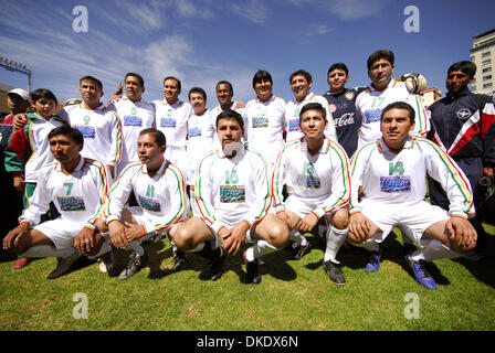 30. Mai 2007 entspricht - La Paz, Bolivien - der bolivianischen Präsidenten Soccer Team einschließlich der bolivianische Präsident EVO MORALES im größten Stadion in La Paz um Fußball zu spielen, während was hier heißt "der Chalenge Tag" gegen die jüngste Entscheidung der FIFA, Fußball zu verbieten in den Stadien 2.500 Meter (8.202 ft) über dem Meeresspiegel, die wichtigsten Fußball-Locations in Bolivien, Kolumbien betrifft , Stockfoto