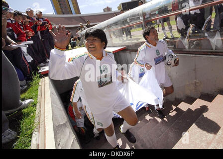 30. Mai 2007 ruft - La Paz, Bolivien - bolivianische Präsident EVO MORALES, das größte Stadion in La Paz, Fußball zu spielen, während was hier heißt "der Chalenge Tag" gegen die jüngste Entscheidung der FIFA, Fußball-Spiele in Stadien 2.500 Meter (8.202 ft) zu verbieten über dem Meeresspiegel, die wichtigsten Fußball-Locations in Bolivien, Kolumbien, Ecuador und Peru betrifft. (Kredit-Bild: © Christi Stockfoto