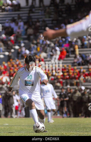 30. Mai 2007 - La Paz, Bolivien - bolivianische Präsident EVO MORALES im größten Stadion in La Paz spielt Fußball während was hier heißt "der Chalenge Tag" gegen die jüngste Entscheidung der FIFA Verbot von internationalen Fußballspiele in den Stadien 2.500 Meter (8.202 ft) über dem Meeresspiegel, die wichtigsten Fußball-Locations in Bolivien, Kolumbien, Ecuador und Peru betrifft. (Kredit-Bild: © Christian Lomb Stockfoto