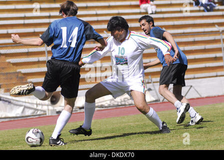 30. Mai 2007 - La Paz, Bolivien - bolivianische Präsident EVO MORALES (Mitte) im größten Stadion in La Paz spielt Fußball während was hier heißt "der Chalenge Tag" gegen die jüngste Entscheidung der FIFA Verbot von internationalen Fußballspiele in den Stadien 2.500 Meter (8.202 ft) über dem Meeresspiegel, die wichtigsten Fußball-Locations in Bolivien, Kolumbien, Ecuador und Peru betrifft. (Kredit-Bild: © Chris Stockfoto