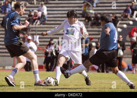 30. Mai 2007 - La Paz, Bolivien - bolivianische Präsident EVO MORALES (Mitte) im größten Stadion in La Paz spielt Fußball während was hier heißt "der Chalenge Tag" gegen die jüngste Entscheidung der FIFA Verbot von internationalen Fußballspiele in den Stadien 2.500 Meter (8.202 ft) über dem Meeresspiegel, die wichtigsten Fußball-Locations in Bolivien, Kolumbien, Ecuador und Peru betrifft. (Kredit-Bild: © Chris Stockfoto