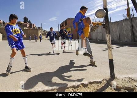 30. Mai 2007 - La Paz, Bolivien - Kinder Fußball spielen in einem Park in La Paz während der sogenannten "des Chalenge Tages" gegen die jüngste Entscheidung der FIFA Verbot von internationalen Fußballspiele in den Stadien 2.500 Meter (8.202 ft) über dem Meeresspiegel, die wichtigsten Fußball-Locations in Bolivien, Kolumbien, Ecuador und Peru betrifft. (Kredit-Bild: © Christian Lombardi/ZUMA Press) Stockfoto