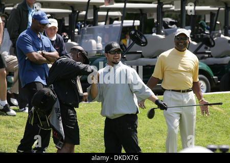 31. Mai 2007 - Pleasanton, CA, USA - The Oakland Athletics NICK SWISHER (Mitte) begrüßt ehemalige Athletic SHOOTY BABITT (links) und DAVE HENDERSON (rechts) vor dem Schlafengehen auf die Rentner schlagen A in Long Drive Competition Donnerstag, 31. Mai 2007 im Castlewood Country Club in Pleasanton für der A-Regionalfonds. (Kredit-Bild: © Mike Lucia/Tri-Valley Herald/ZUMA Press) EINSCHRÄNKUNGEN: Stockfoto