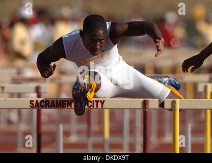 2. Juni 2007 - Sacramento, CA, USA - Pinole Valley RASHAD SMITH löscht eine Hürde im 110-Meter-Hürdenlauf jungen während der 2007 CIF Zustand Strecke und Feld Meisterschaften auf Samstag, 2. Juni 2007 im Hughes Stadium in Sacramento, Kalifornien Smith mit einer Zeit von 13.67 2. platziert.  (Bild Kredit: © Jose Carlos Fajardo/Oakland Tribune/ZUMA Press) Einschränkungen: USA Tabloid Rechte heraus! Stockfoto