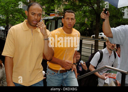 4. Juni 2007 - Chicago, Illinois, USA - NY Yankees näher MARIANO RIVERA (L) und Third Baseman ALEX RODRIGUEZ (R) verlassen die Cheesecake Factory nach dem gemeinsamen Mittagessen.  (Kredit-Bild: © Bryan Smith/ZUMA Press) Einschränkungen: New York City Paper Rechte heraus! Stockfoto