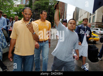 4. Juni 2007 - Chicago, Illinois, USA - NY Yankees näher MARIANO RIVERA (L) und Third Baseman ALEX RODRIGUEZ (R) verlassen die Cheesecake Factory nach dem gemeinsamen Mittagessen.  (Kredit-Bild: © Bryan Smith/ZUMA Press) Einschränkungen: New York City Paper Rechte heraus! Stockfoto