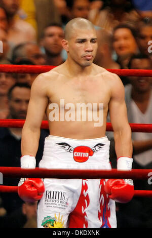 9. Juni 2007 - New York, NY, USA - Boxen: MIGUEL COTTO aus Puerto Rico blickt auf eine aus einer neutralen Ecke während seines Kampfes gegen Zab Judah von Brooklyn, N.Y. während der WBA im Weltergewicht WM-Kampf. Cotto gewann den Kampf durch TKO in der 11. Runde.  (Kredit-Bild: © J. P. Yim/ZUMA Press) Stockfoto