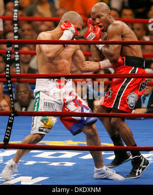 9. Juni 2007 - New York, NY, USA - Boxen: MIGUEL COTTO aus Puerto Rico landet ein linken Körper ZAB JUDAH während ihrer WBA Welterweight Championship Kampf am 9. Juni 2007 im Madison Square Garden in New York City gedreht. Cotto gewann den Kampf durch TKO in der 11. Runde.  (Kredit-Bild: © J. P. Yim/ZUMA Press) Stockfoto