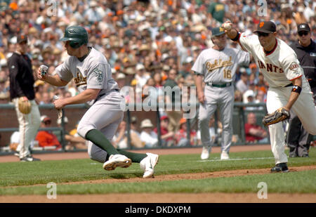 9. Juni 2007 - San Francisco, CA, USA - Riesen dritte Baseman PEDRO FELIZ (rechts) jagt A Shortstop BOBBY CROSBY nach Crosby in gefangen war heruntergekommen zwischen Dritten und zu Hause während der 7. Inning ihrer Hauptliga-Baseball-Spiel im AT&T Park in San Francisco, Kalifornien auf Samstag, 9. Juni 2007.  (Kredit-Bild: © Dean Coppola/Contra Costa Times / ZUMA Press) Einschränkungen: USA Tabloi Stockfoto