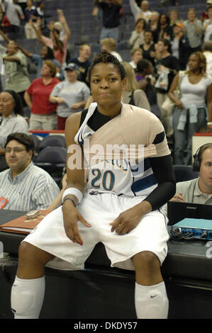 13. Juni 2007 - Washington, DC, USA - WNBA: Washington Mystics Niederlage den Phoenix Mercury 86-69 im Verizon Center in Washington, DC auf 13. Juni 2007. Im Bild: #20 Mystiker bewachen ALANA BEARD. (Kredit-Bild: © Tina Fultz/ZUMA Press) Stockfoto