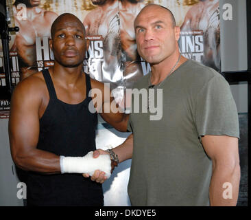 21. Juni 2007 trifft - Los Angeles, CA, USA - BERNARD "The Executioner" HOPKINS MMA-Star RANDY COUTURE, als er bereitet sich auf seinen 21 Juli Kampf gegen Ronald "Winky" Wright im The Mandalay Bay Hotel in Las Vegas. Hopkins im Alter von 42 in einem besseren Zustand als Boxer halb so alt ist und hat sehr geringen Laufleistung von seiner Kämpfe. Wright ist ein sehr langsamer Starter und ist auch bekannt für seine defensiven Stil, Stockfoto