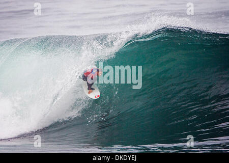 21. Juni 2007 - Arica, Chile - südafrikanische TRAVIS LOGIE (Durban, KZN) gewann die Schlacht der Südafrikaner in der ersten Runde von der Rip Curl Pro Search in Arica. Logie, derzeit auf Platz 12 in der Welt, überwand East Londoner, Royden Bryson und Greg Emslie, Fahrten in die gefährlich seichten Brandung an Ex-Isla Alacran in Arica, Chile mit tiefen Rohr. Logie avancierte direkt zu drei Runde Stockfoto