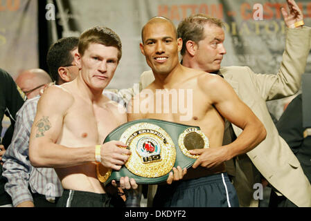 22. Juni 2007 - Las Vegas, NV, USA - JOSE LUIS CASTILLO (rechts) und RICKY HATTON halten die IBO WM-Gürtel an den Caesars Palace wiegen-ins für Jr. Weltergewicht IBO Meisterschaft am 23. Juni. Hatton ist als 2: 1 Favorit aufgeführt. (Kredit-Bild: © Mary Ann Owen/ZUMA Press) Stockfoto