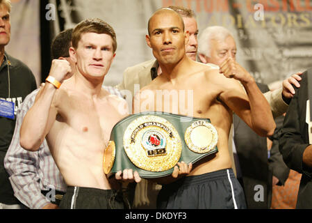 22. Juni 2007 - Las Vegas, NV, USA - JOSE LUIS CASTILLO (rechts) und RICKY HATTON halten die IBO WM-Gürtel an den Caesars Palace wiegen-ins für Jr. Weltergewicht IBO Meisterschaft am 23. Juni. Hatton ist als 2: 1 Favorit aufgeführt. (Kredit-Bild: © Mary Ann Owen/ZUMA Press) Stockfoto